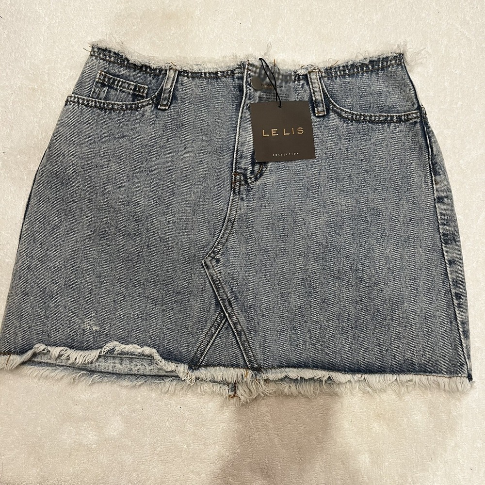 NWT Anthropologie Le Lis Mini Skirt Sz Medium‎ Distressed Denim Raw Edge Hem